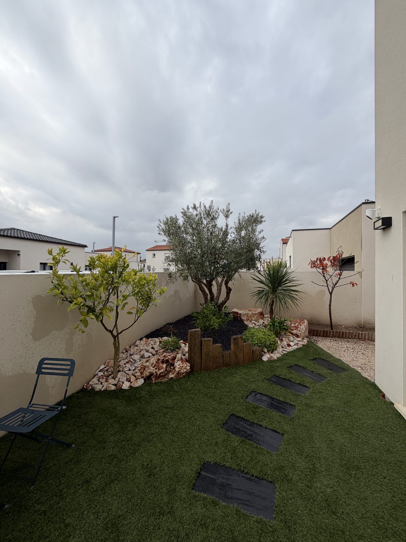 Terrasse et jardin avec bordures en pierre